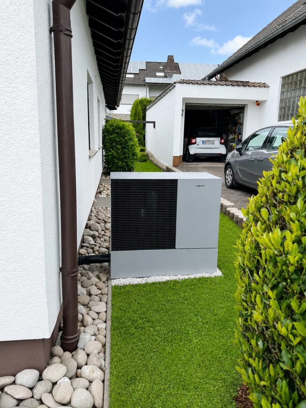 Viessmann Wärmepumpe im Garten: sauber & diskret